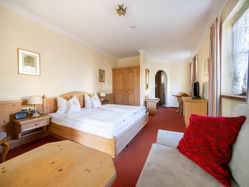 a hotel room with a bed and a couch at Attraktives Studio mit Terrasse in Bad Birnbach in Bad Birnbach