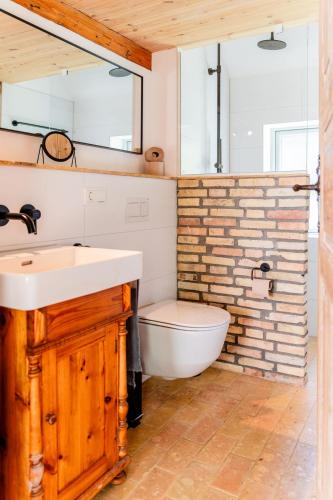 a bathroom with a sink and a toilet at Min Hus Anno 1875 in Bönstrup
