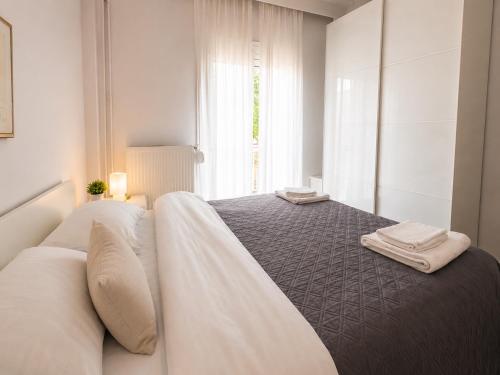 Stylish & Bright 2BR in Central Thessaloniki - Walk Everywhere - Near HELEXPO