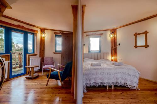 a bedroom with a bed and a chair in a room at Tylko Dobro Siedlisko na Jurze in Pabianice
