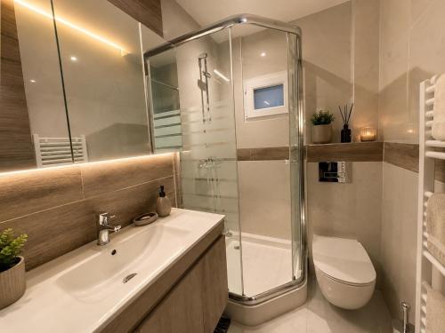 Stylish & Bright 2BR in Central Thessaloniki - Walk Everywhere - Near HELEXPO