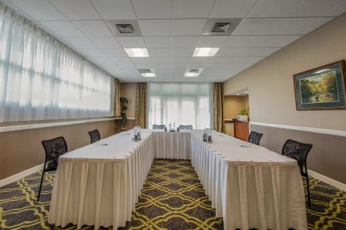 a conference room with a long table and chairs at The Inn at Apple Valley, an Ascend Collection Hotel in Pigeon Forge