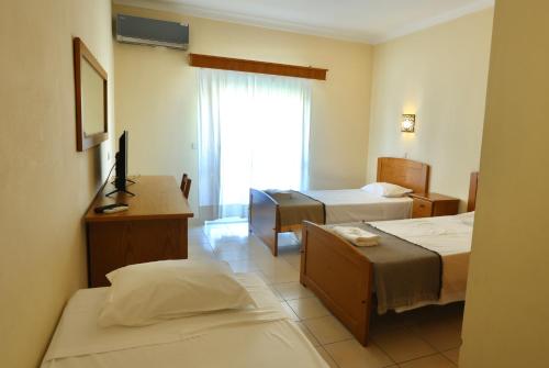 a hotel room with two beds and a window at Rialgarve in Faro