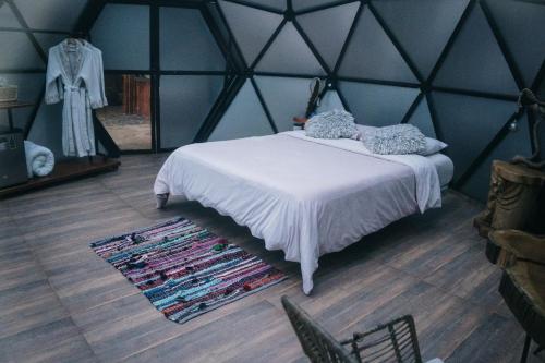 a bedroom with a bed in a tent at Bliss Sanctuary Vista - Glamping and Club in Guatapé