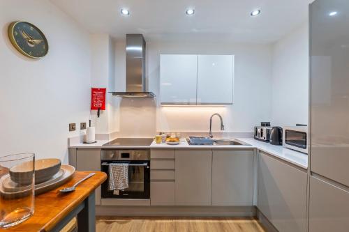 Modern 2 Bedroom Apartment City Center photo 25