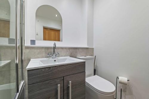 Modern 2 Bedroom Apartment City Center photo 32