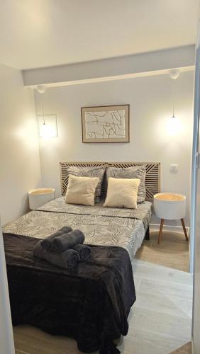 Logement climatisé rénové avec cour, Parking gratuit, Proche Festival et remparts