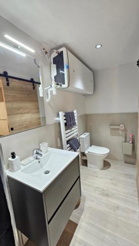 Logement climatisé rénové avec cour, Parking gratuit, Proche Festival et remparts