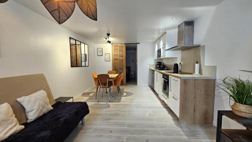 Logement climatisé rénové avec cour, Parking gratuit, Proche Festival et remparts