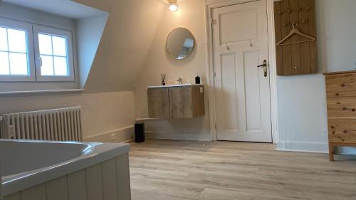 a bathroom with a sink and a tub in a room at Logies La Dune Westende-Bad - Gratis parking in Middelkerke