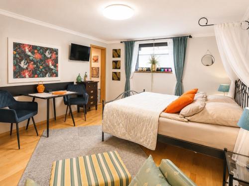 a bedroom with a bed and a dining room at Erholungskellerchen nahe Therme, See & Klinik in Bad Lippspringe