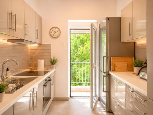 Stylish & Bright 2BR in Central Thessaloniki - Walk Everywhere - Near HELEXPO