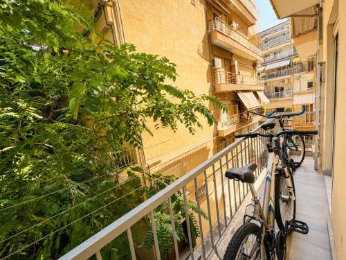 Stylish & Bright 2BR in Central Thessaloniki - Walk Everywhere - Near HELEXPO
