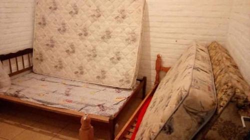 a small bed in a room with a mattress at Chácara chalé in Juquitiba
