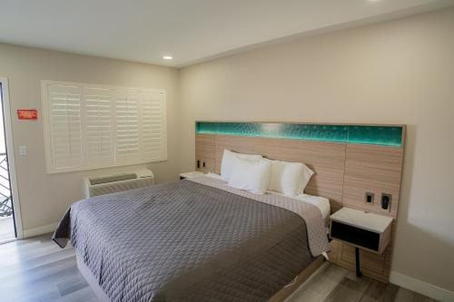 a bedroom with a large bed and a window at Flamingo Motel near Universal Studios in North Hollywood