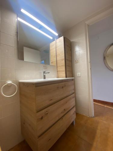 a bathroom with a sink and a mirror at ALTAFULLA MAR Pescadors in Altafulla