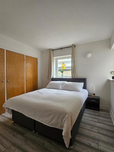 a bedroom with a large bed and a window at Flat In City Centre in Cambridge