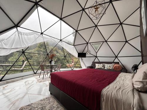 a bedroom with a large glass wall at Meraki Cabañas & Glamping By GEstores in Mineral del Chico