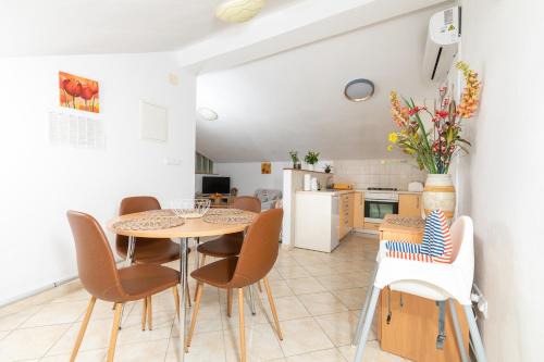 Apartments with parking space Hvar - 25144