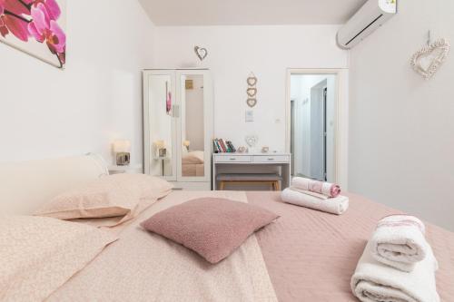 Apartments with parking space Hvar - 25144