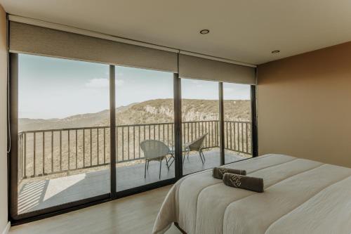 ein Schlafzimmer mit einem Bett und einem großen Fenster in der Unterkunft Casa Tu-Ya in Bernalejo