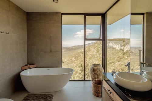 ein Badezimmer mit zwei Waschbecken und einem großen Fenster in der Unterkunft Casa Tu-Ya in Bernalejo