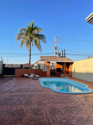 a small swimming pool in the middle of a brick patio at Ótima casa 3 quartos, piscina, bem localizada in Foz do Iguaçu