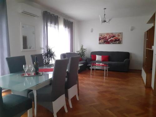 Apartments with parking space Kastel Luksic, Kastela - 25989