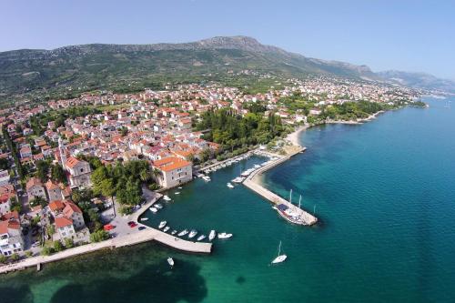 Apartments with parking space Kastel Luksic, Kastela - 25989