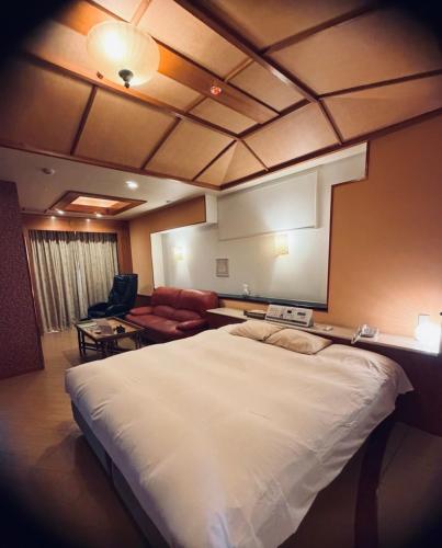 a bedroom with a large bed in a room at バリアンリゾート山口BarianResort Yamaguchi in Sanyoonoda