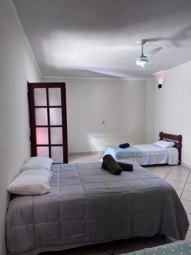 a bedroom with two beds and a ceiling at Quarto suíte privativo em campinas para 4 pessoas in Campinas