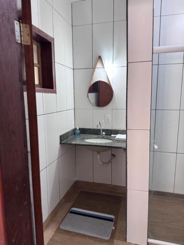 a bathroom with a sink and a mirror at Quarto suíte privativo em campinas para 4 pessoas in Campinas