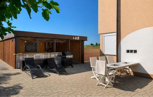 Cozy Apartment In Vrsi With Wifi