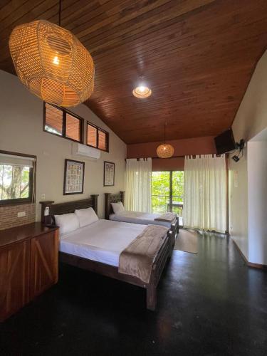 a bedroom with a large bed in a room at Ávita Lodge in Quesada