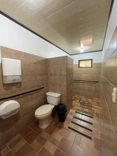 a bathroom with a toilet and a sink at Ávita Lodge in Quesada