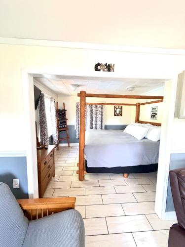 a bedroom with a large bed and a couch at Foster Lake Inn in Sweet Home