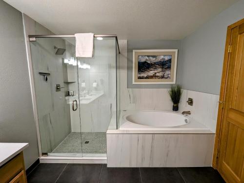 a bathroom with a large tub and a shower at Gateway Lodge 5099 by SummitCove Lodging in Colorado in Keystone