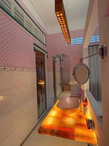 a bathroom with a sink and a mirror at Út Pink in Ấp Xuân Sơn