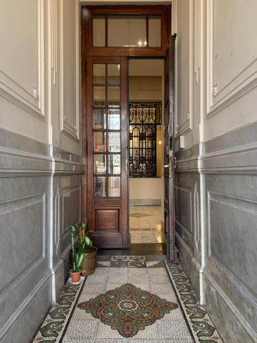a hallway with a door and a tile floor at Casa Boedo in Buenos Aires