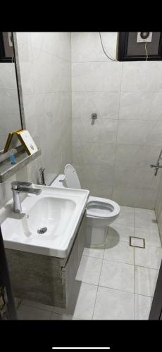 a bathroom with a sink and a toilet at شقق تاج اليرموك الفندقية in Tabuk