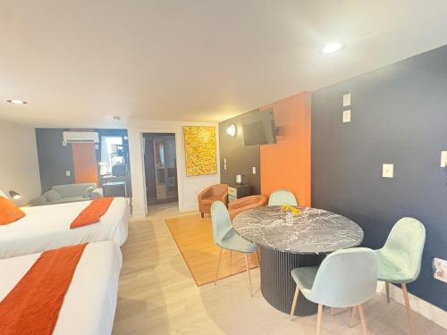 a room with two beds and a table and chairs at Riverwalk Park Inn in Chelan