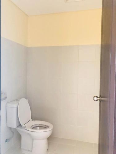 a bathroom with a toilet with the lid up at Rochester Garden Condo in Manila