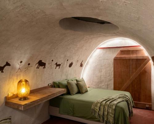a bedroom with a bed and a table in a room at Mr Lapin in Santiago Sacatepéquez