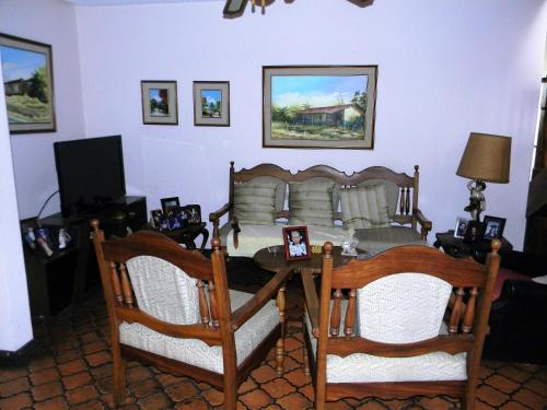 salon ze stołem, krzesłami i kanapą w obiekcie Habitacion Santo Domingo, Heredia w mieście Santo Domingo