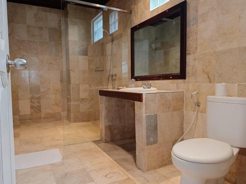 ein Badezimmer mit Toilette und Waschbecken in der Unterkunft Sari Bunga Hotel - Legian, walking distance to Legian Beach in Legian