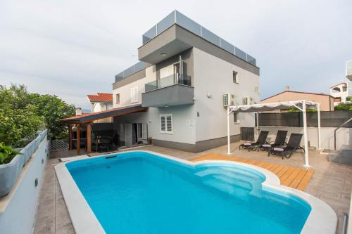 Seaside family friendly house with a swimming pool Slatine, Ciovo - 17847