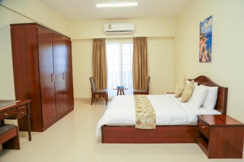 a hotel room with a bed and a desk and a bed sidx sidx sidx sidx at Samaraham Residency in Indāf