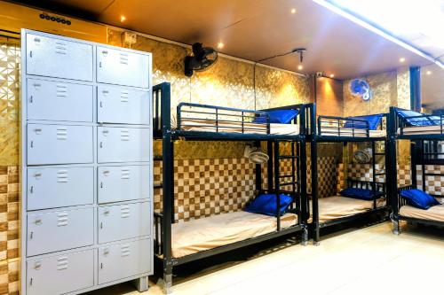 a room with three bunk beds and a wall at Hotel Amrapali Bhiwandi in Bhiwandi