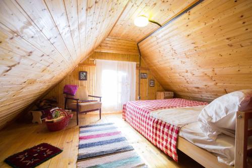 Tempat tidur dalam kamar di Cottage in the City
