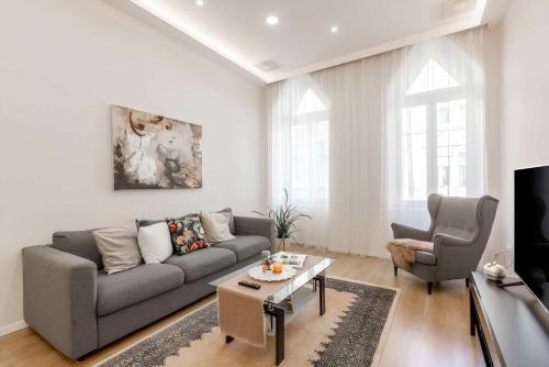 Grand Boulevard Flat Soaking Tub & 3 Beds